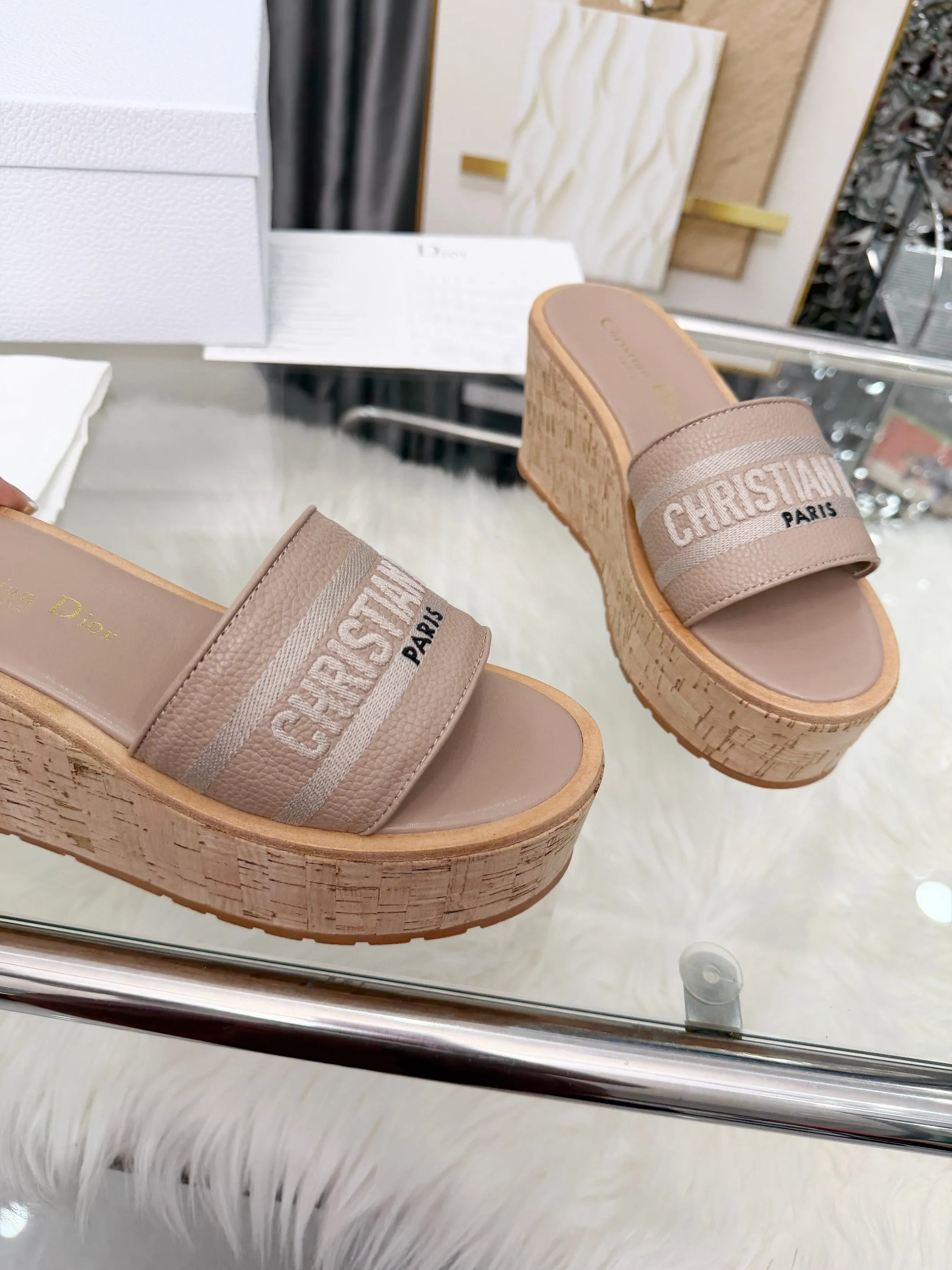 👟👟Ex-factory price 440👟👟 Dior Dior〰️Dway thick-soled wedge sandals✔️This thick-soled sandal is fashionable, casual and highly recognizable. The inspiration is cleverly combined by D's main designer into the perfect shoe shape. Paired with brand buckles, it is even more fashionable! Original version, perfect and exquisite workmanship!  Upper: pebbled leather + electric show code number; 35-39 (40-41 customized)